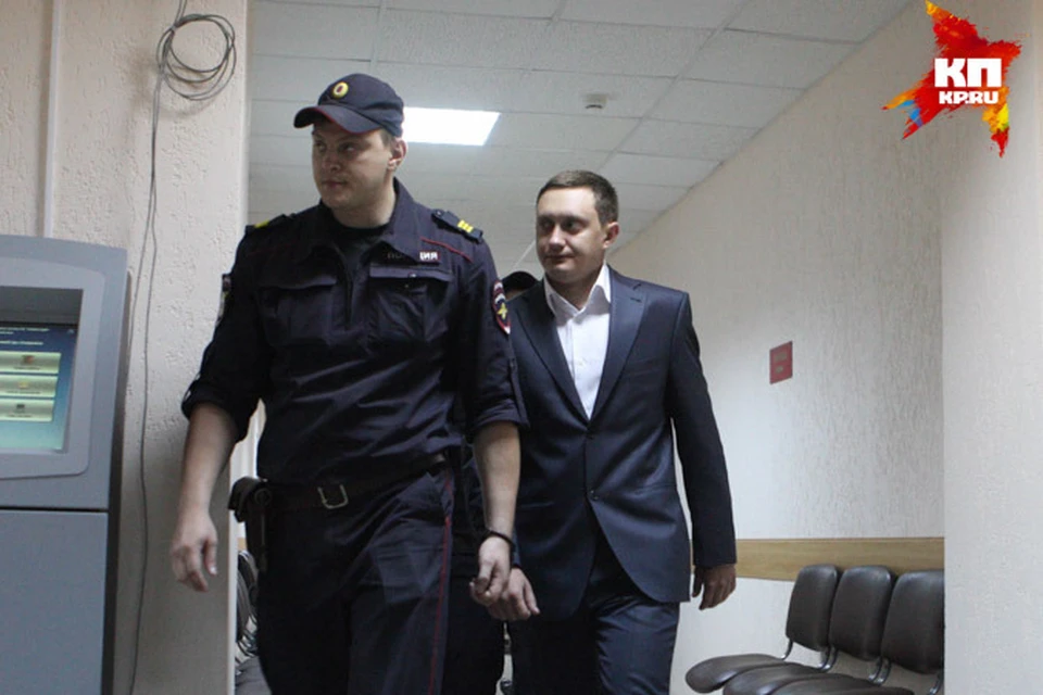 Максим Тимашов (справа) под конвоем входит в зал суда.