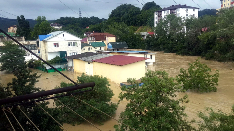 Затопленными оказались частные дома и несколько сотен машин Фото: vk.com/this_is_sochi