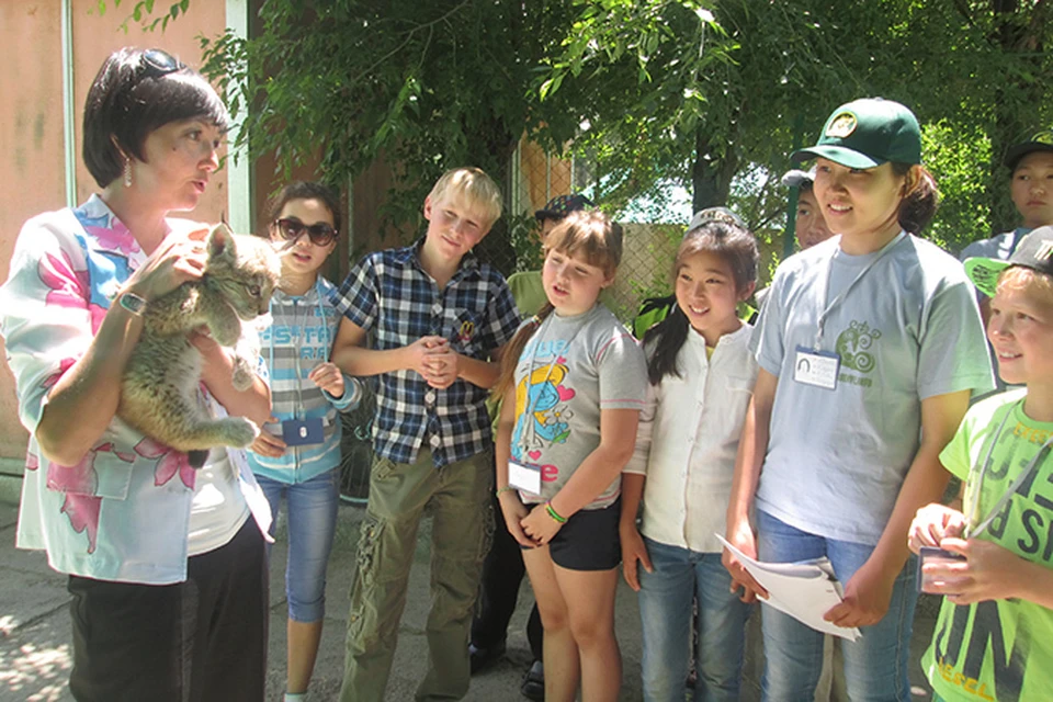 Сотрудники зоопарка знакомят ребят с рысенком. Фото: автора
