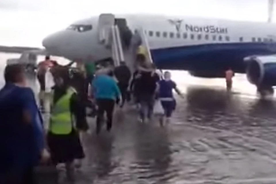 Пассажиры рейса «Красноярск – Норильск» добирались до самолета по щиколотку в воде