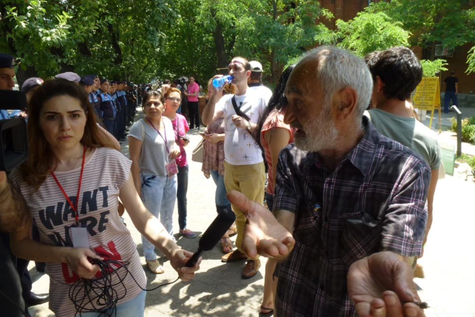 Ереванский дедушка эмоционально общается с прессой.