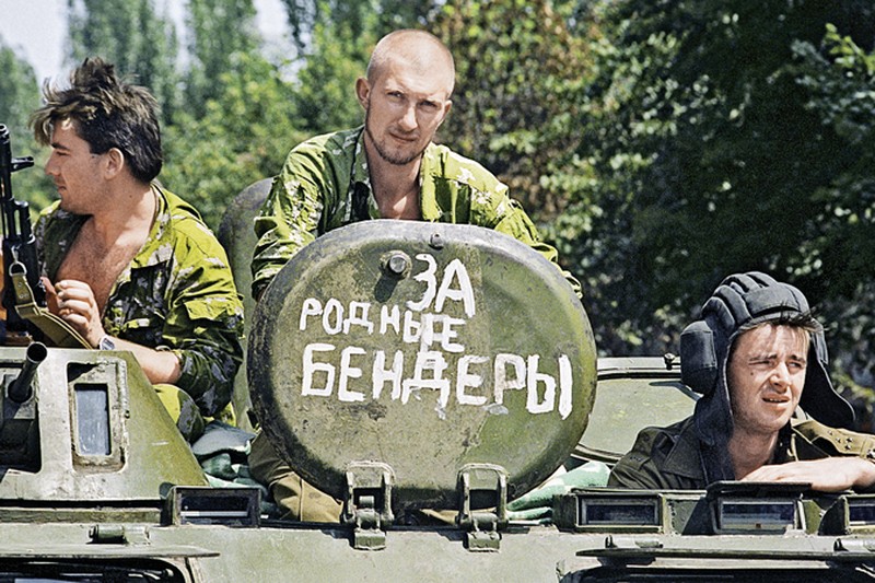 В непризнанной республике очень хорошо помнят кровавые события на заре 90-х и считают их главной прививкой от майдана. На снимке - патрулирующие дорогу участники народного ополчения Бендер во время вооруженного конфликта в 1992 году.