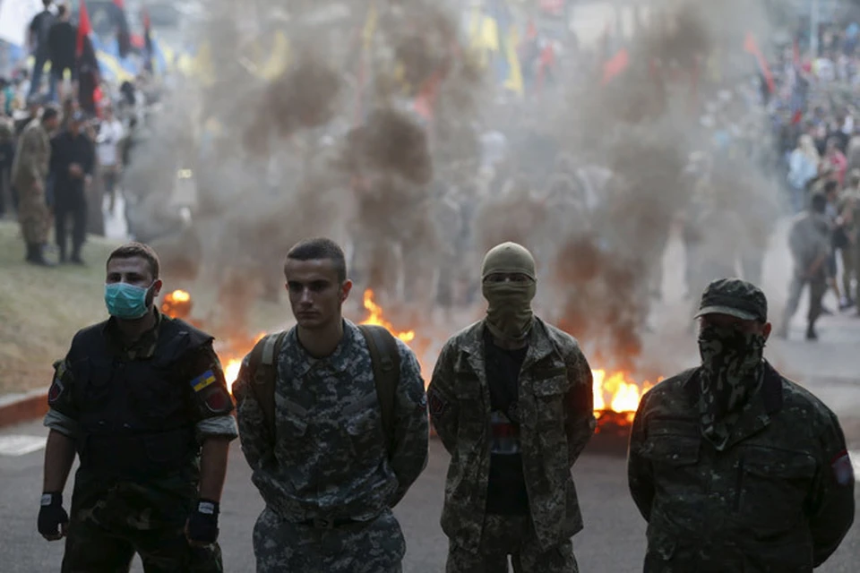 Понятно одно, «Правым сектором», запрещенным в России, Коломойский сейчас, что бы ни заявляли его сторонники и ставленники, испытывает режим Киева на прочность