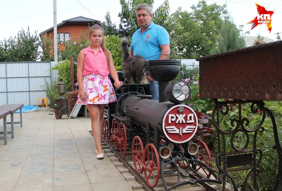 Сергей Бугров и его дочь Виктория рядом с многофункциональным шедевром - локомотивом.