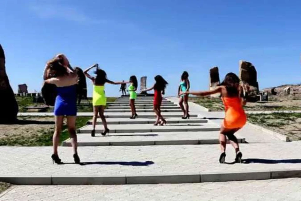 Шесть девушек в ярких коротеньких платьях под музыку прошлись по ступенькам абаканского мемориального комплекса и, расположившись на скамейках, откровенно продемонстрировали свои ноги. Фото: скриншот с видеоролика