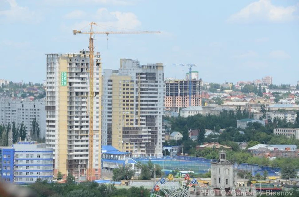 В новых домах квартиры еще понемногу покупают. А продажи вторички резко упали.
