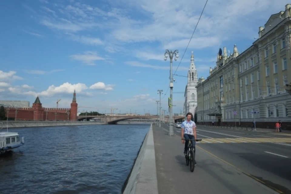 Софийская набережная в Москве