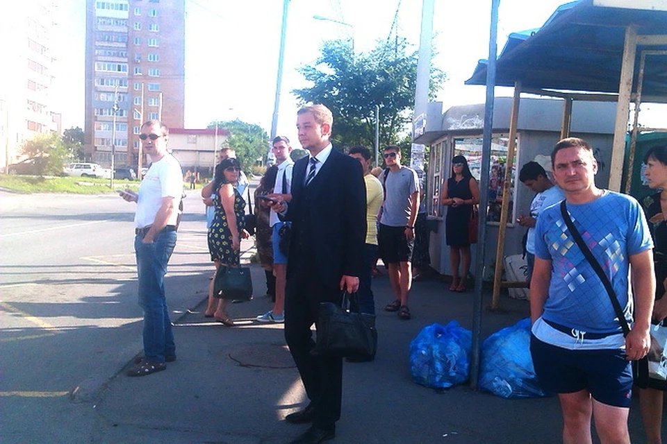 Жители Владивостока давно отвыкли толпиться на остановках в ожидании автобуса.