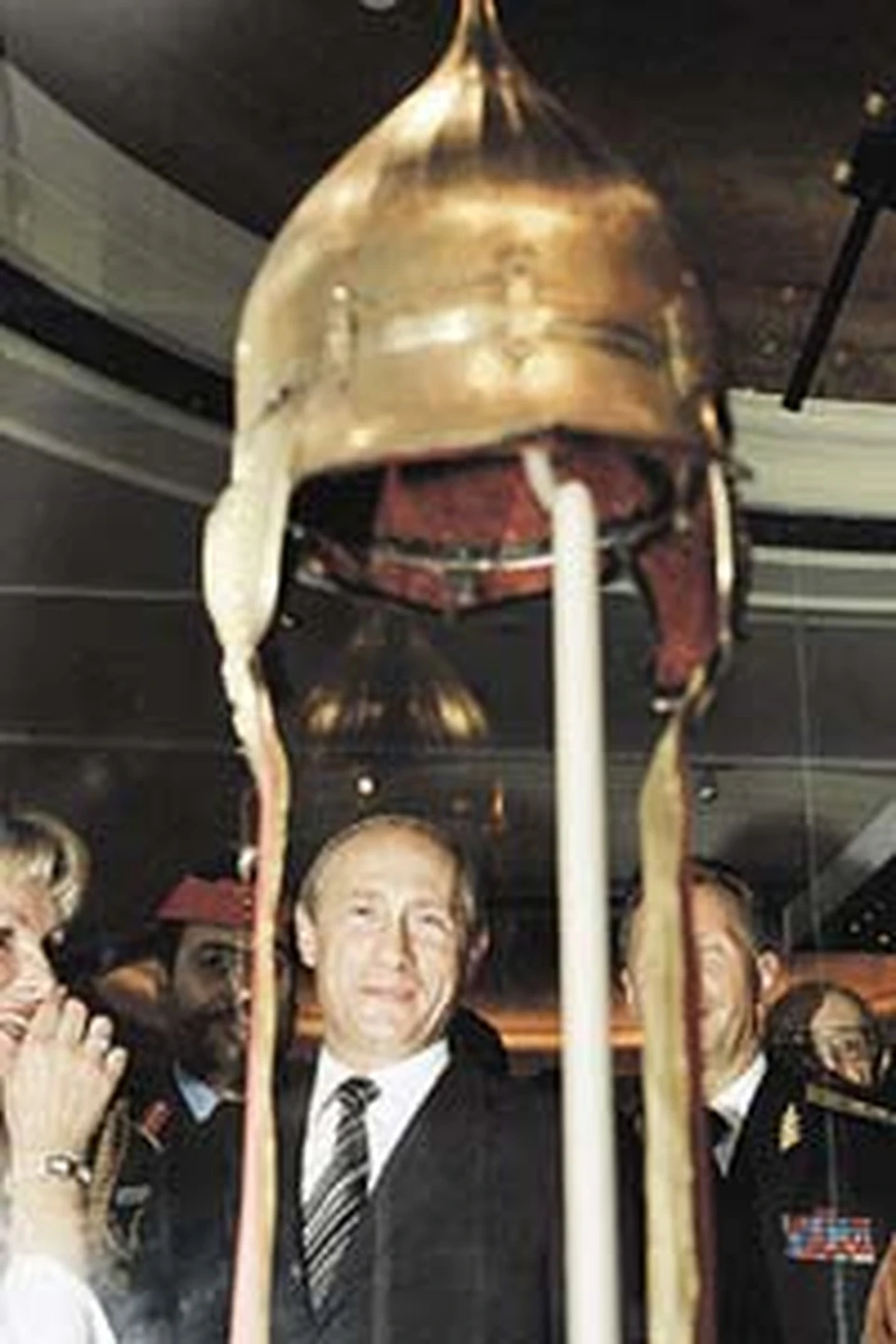 Особенно президенту понравился шлем - явный успех русской «оборонной промышленности» средних веков.