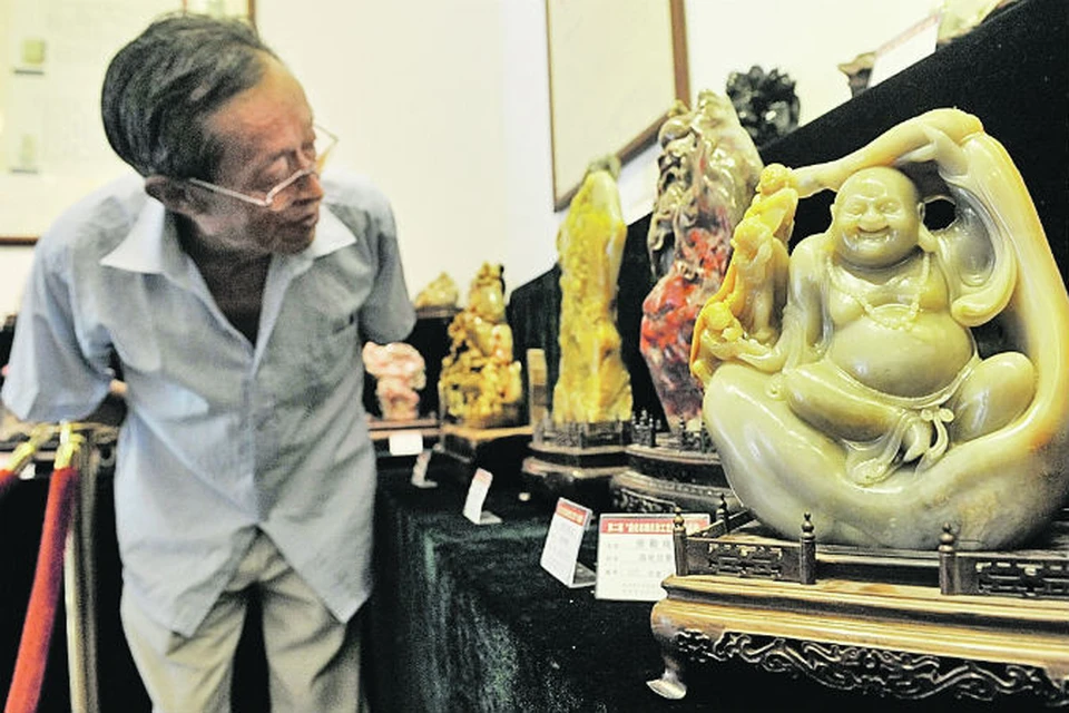 Больше всего в Китае ценятся большие камни нефрита,из которых можно делать фигурки Будды разных форм.   Фото Sipa Asia/Sipa USA/East News