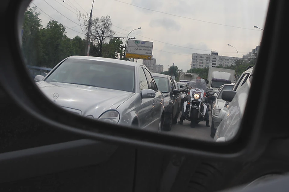 Искать отражения мотоциклистов, когда они протискиваются между машинами, в зеркалах заднего вида  - уже привычное летнее занятие для автомобилистов.