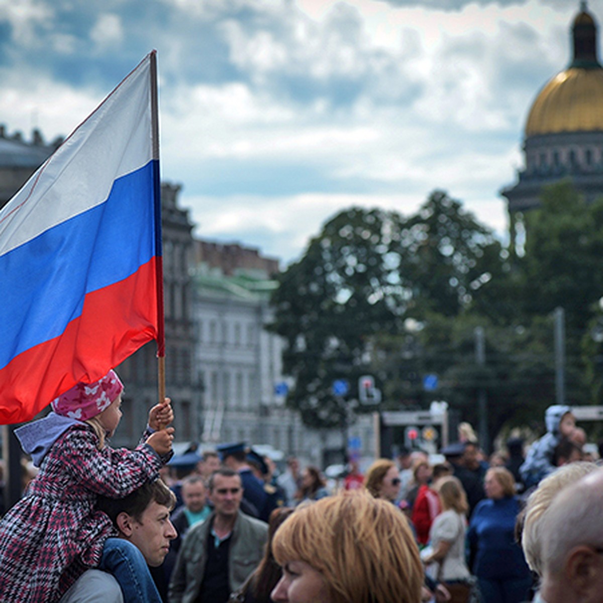 Петербургские чиновники не помнят порядок цветов российского флага - KP.RU