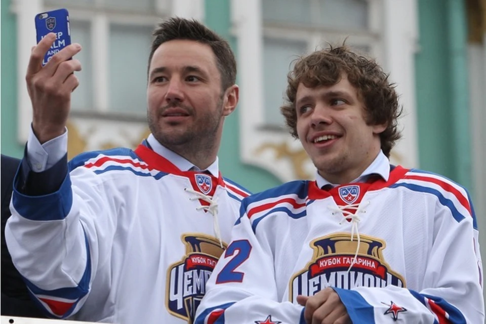 Илья Ковальчук (слева) имеет самый большой контракт в России. А вот Артемий Панарин уже уехал в НХЛ. На фото - момент празднования победителей Кубка Гагарина.