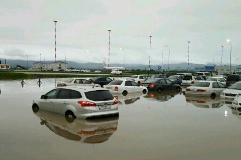 парковка в аэропорту превратилась в озеро. Но авиарейсы, тем не менее, выполняются по расписанию