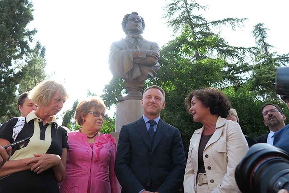 Министр образования России отложил все дела ради открытия памятника поэту.
