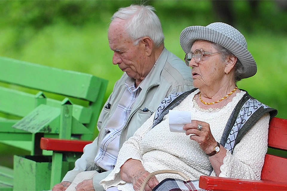 Слухи о том, что пенсионный возраст повысят, а ежегодные надбавки для стариков снизятся, возникали не раз.