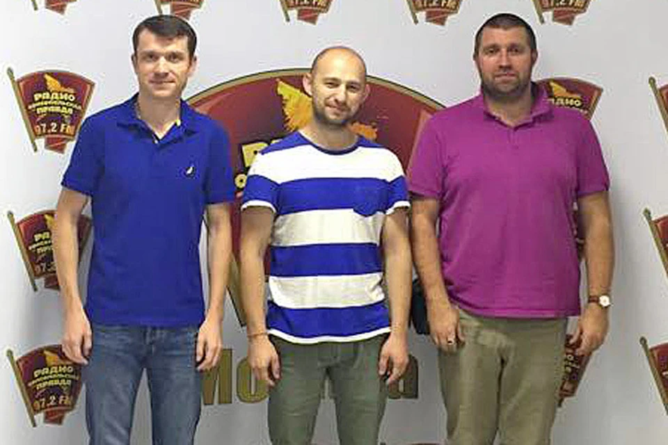 В гостях у Александра Зюзяева (слева) и предпринимателя Дмитрия Потапенко (справа) основатель мастерской «Мастер Карло» Алексей Лапшин.