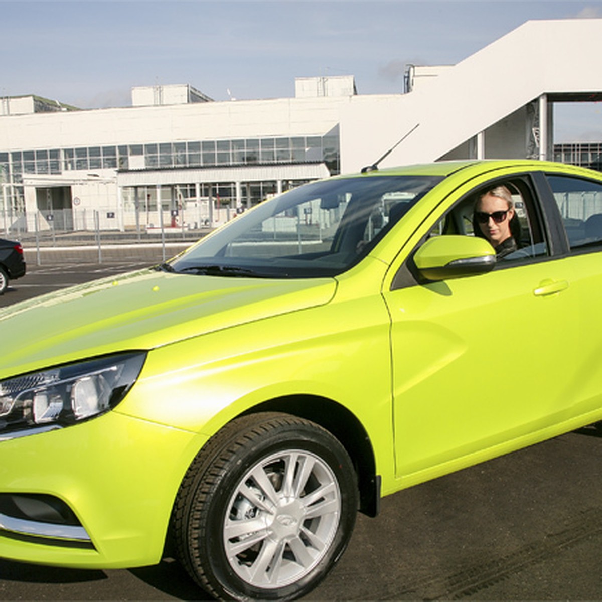 Тест-драйв ижевской LADA Vesta: не пахнет, не ревет и разгоняется быстрее,  чем Ford - KP.RU