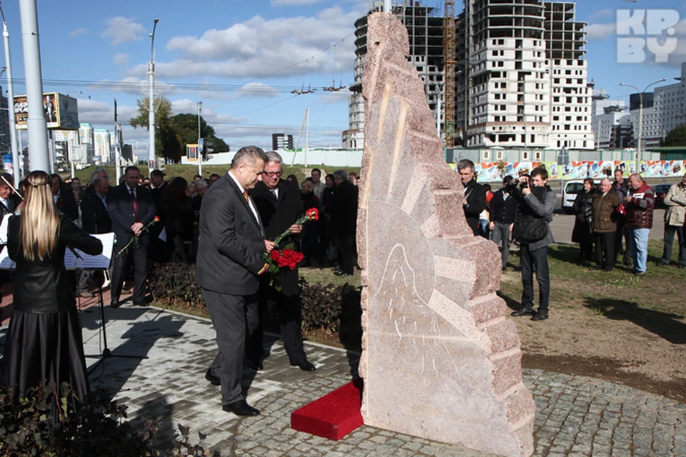 Присутствующие возложили цветы к мемориалу в память о Микалоюсе Чюрленисе.