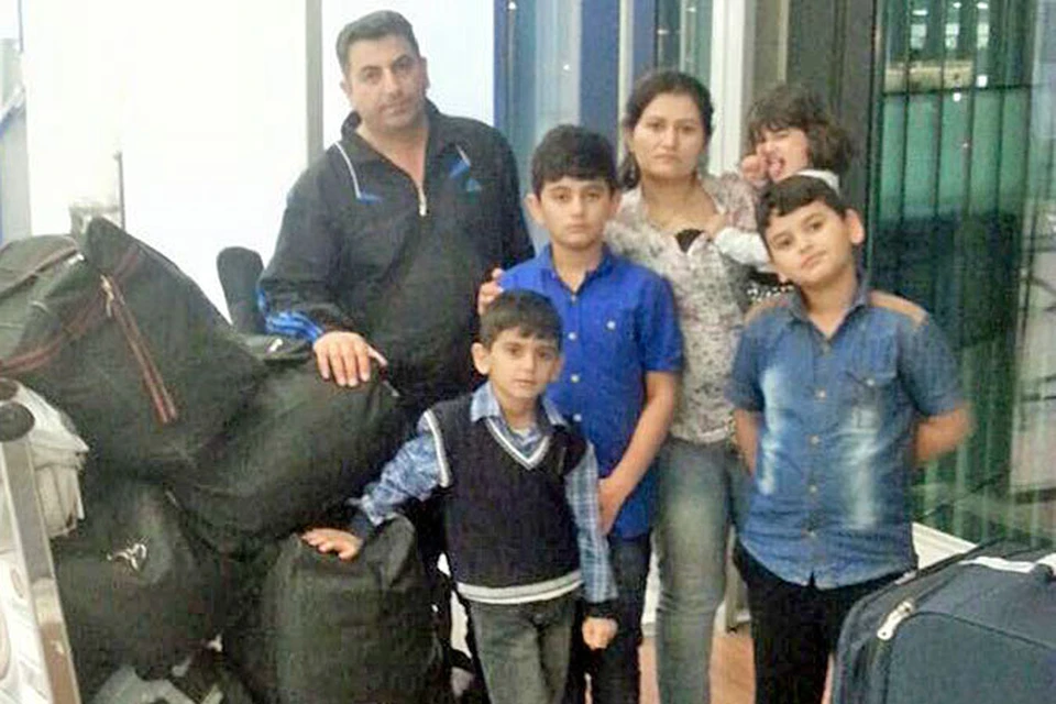 Семья беженцев из Ирака, летевшая в Самарскую область, почти месяц живет в терминале Шереметьево.