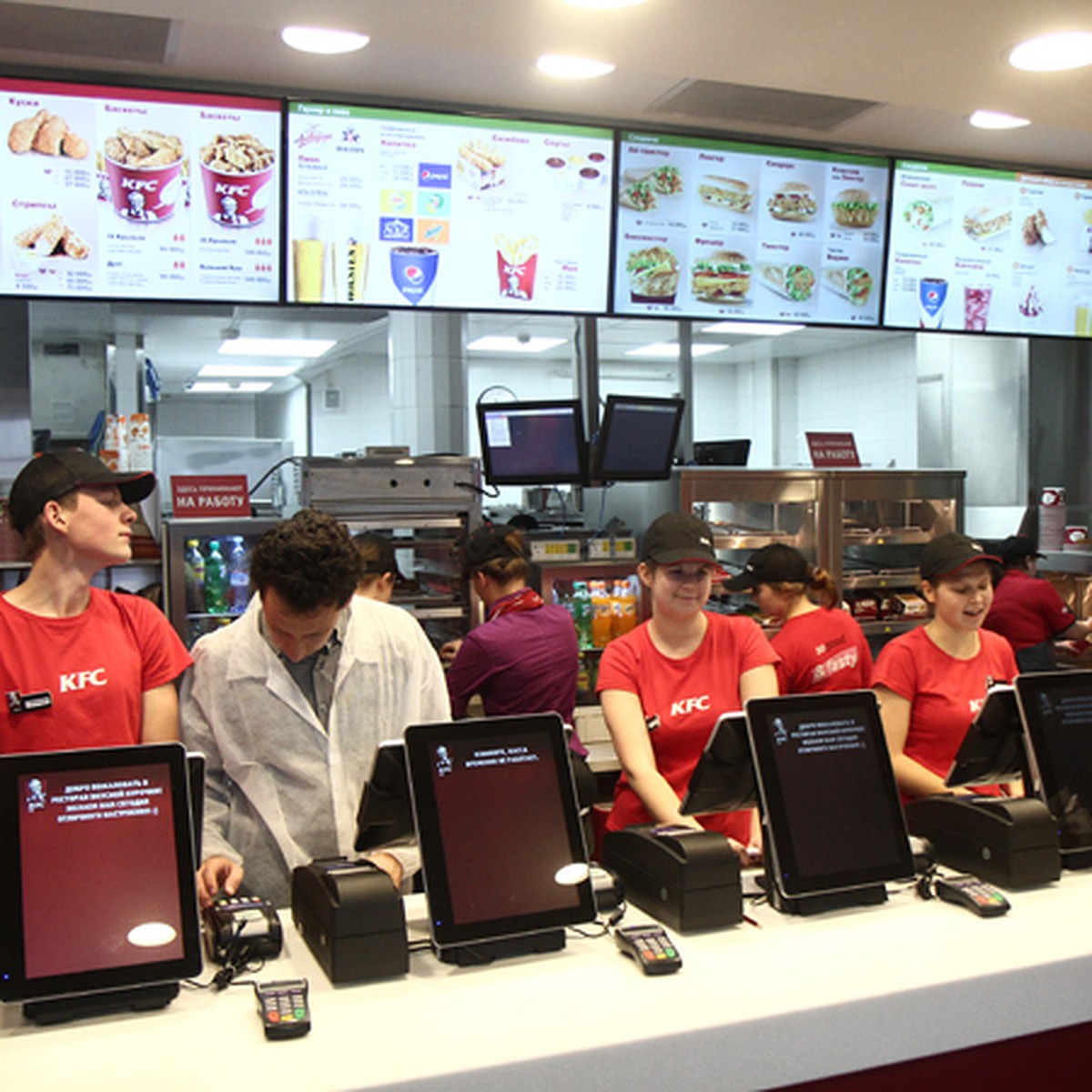 Первый день работы KFC в Минске: очередь с семи утра и пиво по паспорту -  KP.RU