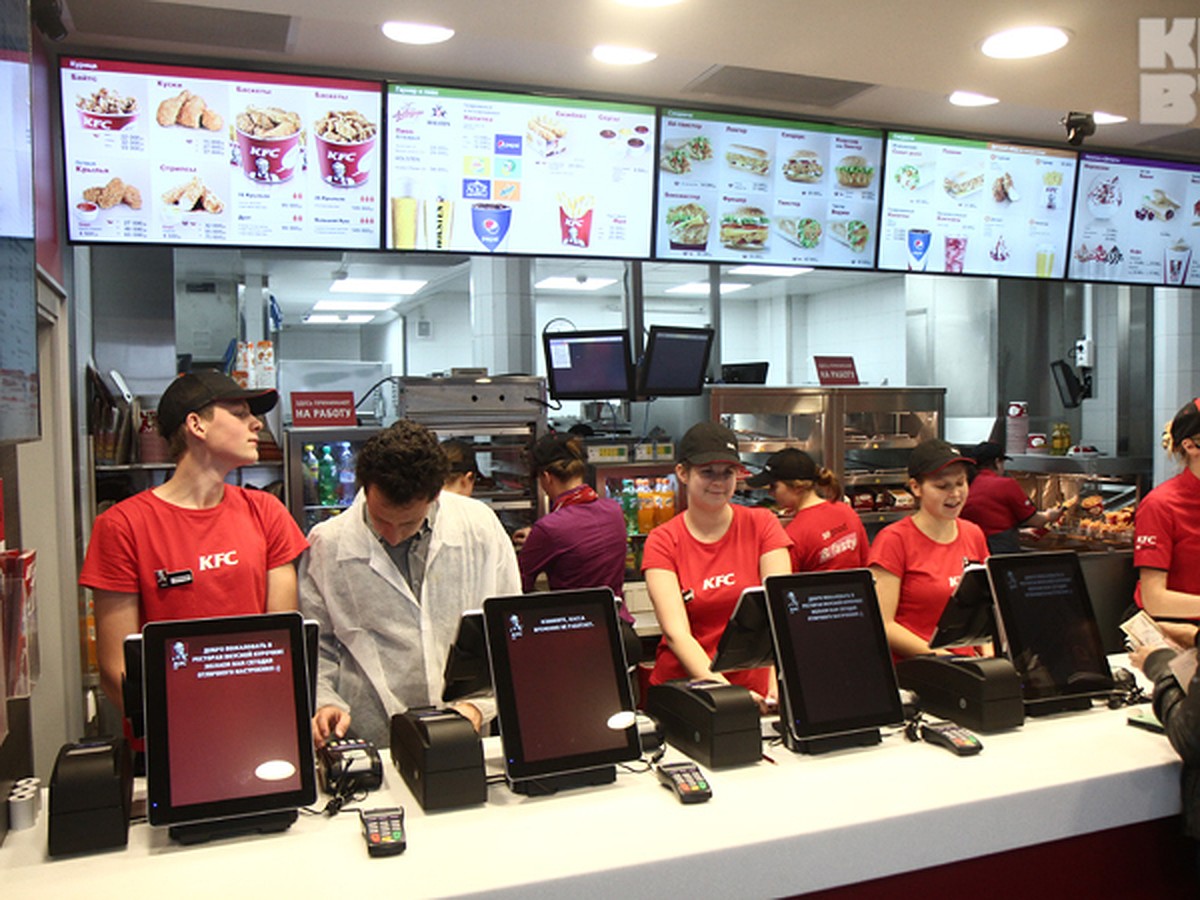 Первый день работы KFC в Минске: очередь с семи утра и пиво по паспорту -  KP.RU