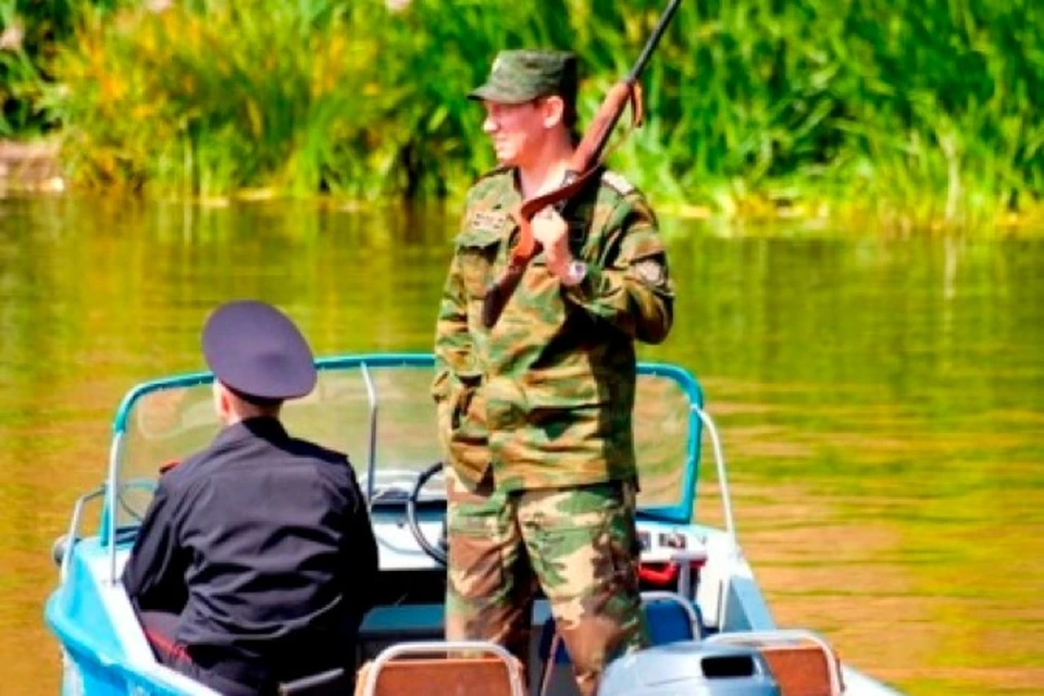 Инспектор рыбнадзора Андрей Бекетов (Вадим Колганов) готов открыть огонь по браконьерам.