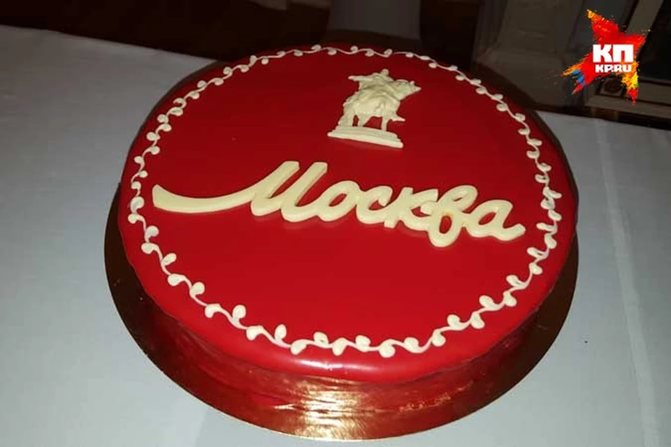 Оценили москвичи и дизайн орехового торта - красную мастику, напоминающую "Красную площадь", белую надпись "Москва" и символ - основателя столицы Юрия Долгорукого на коне