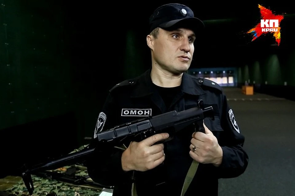 Инструктор по вооружению ОМОН Андрей Юров демонстрирует "Вереск"