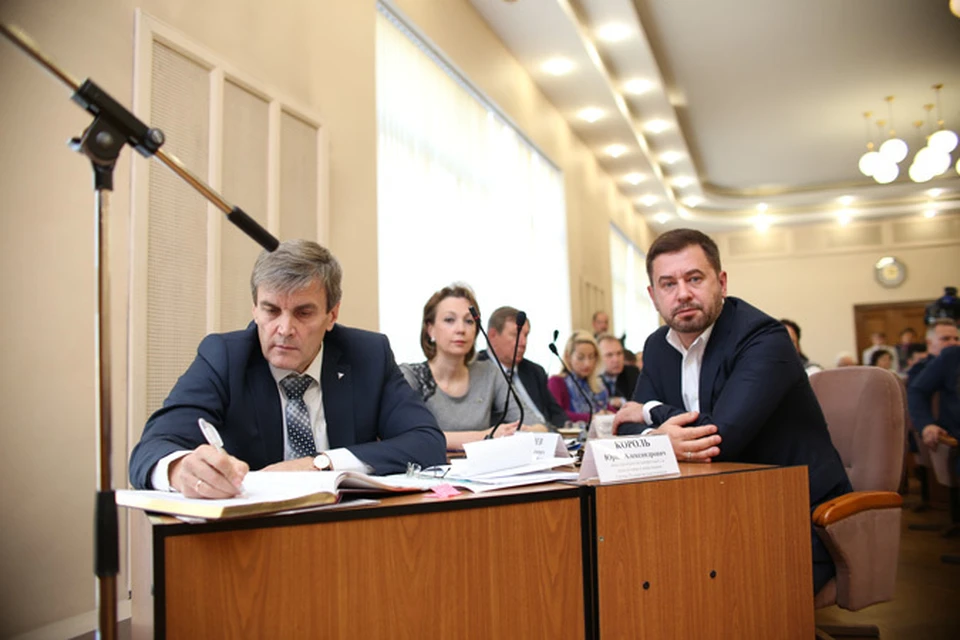 Вице-президент РМК Юрий Король (слева) отвечал на вопросы на круглом столе.