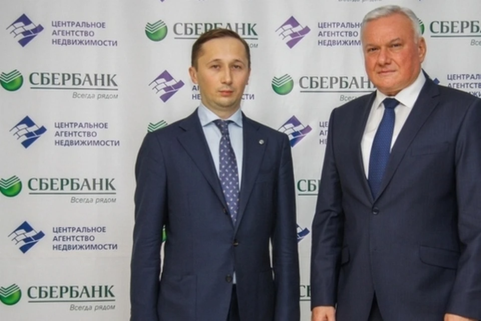 Генеральный директор Центрального агентства недвижимости Андрей Некрасов (справа) и управляющий Рязанским отделением ПАО "Сбербанк" Сергей Фролов рассказали о сотрудничестве по ипотечному кредитованию