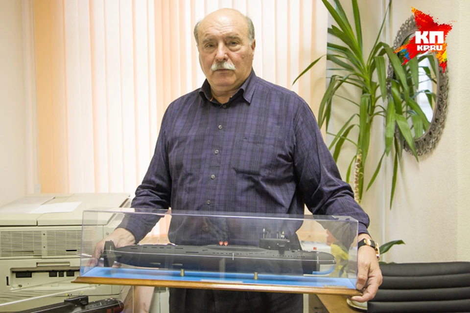 Игорь Британов держит в руках модель той самой подводной лодки К-219, которой он командовал в 1986-м году