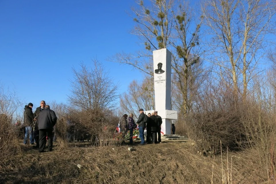 Так выглядел памятник генералу  Черняховскому в Пененжно год назад.