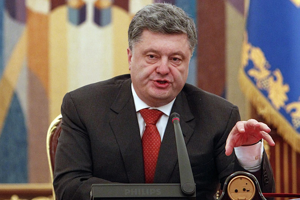 Порошенко к протестующим не вышел и даже конфеток им не вынес