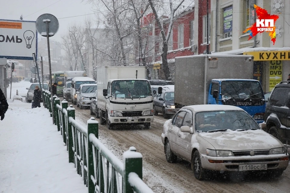 Сильный снегопад парализовал жизнь Иркутска: на дорогах пробки, самолеты не летают