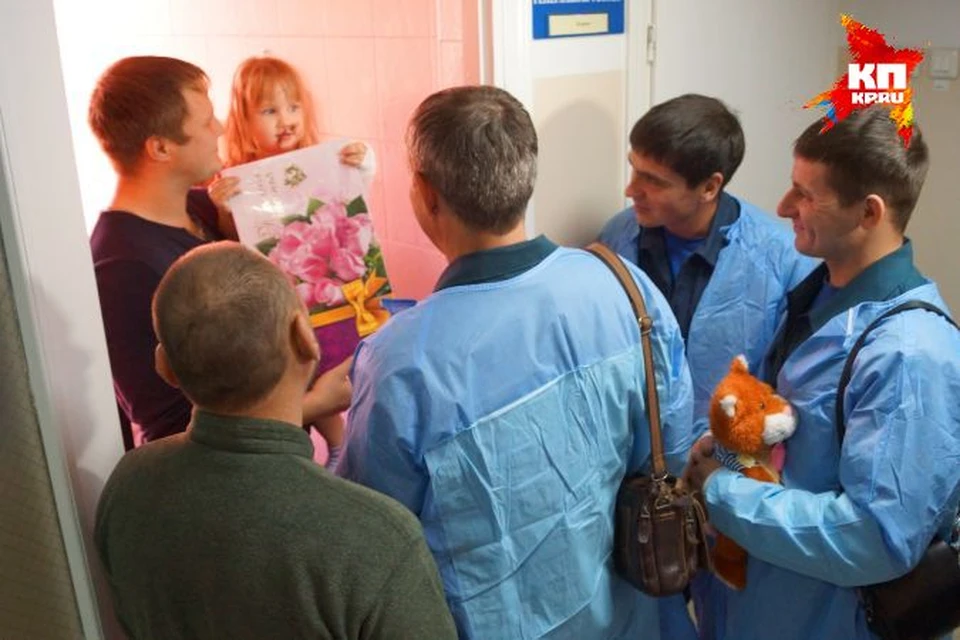 Чудом выжившую под завалами двухлетнюю Соню Бородину спасатели МЧС навестили в больнице