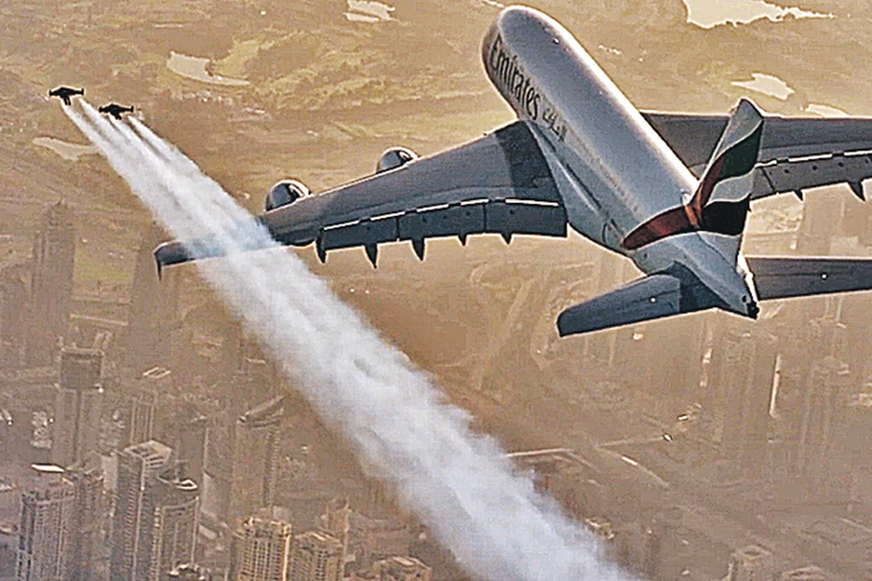 На этом видео Ив Росси и его напарник Винс Реффет совершают облет Дубая в компании с пассажирским самолетом "Аэробус" А 380