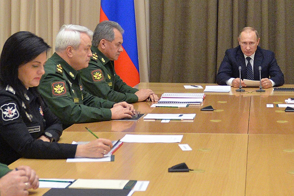 Президент России Владимир Путин проводит в резиденции "Бочаров ручей" совещание по вопросам развития Вооружённых Сил РФ.