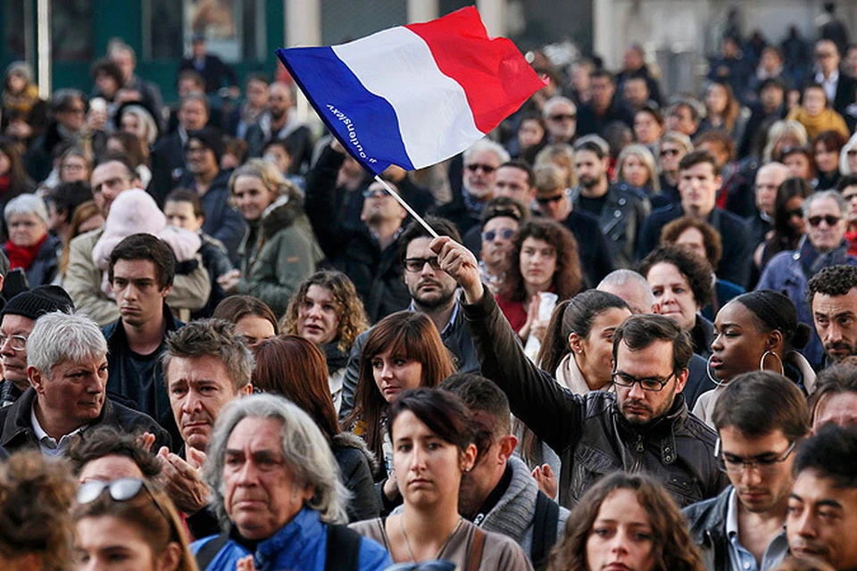 В полдень по парижскому времени во всей стране была объявлена минута молчания.