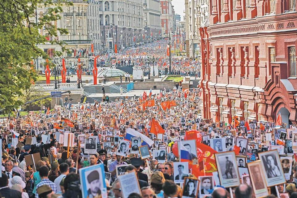 «Мечта участников «Бессмертного полка» сбылась - народная часть парада Победы состоялась на главной площади страны!» Фото: Parad-msk.ru