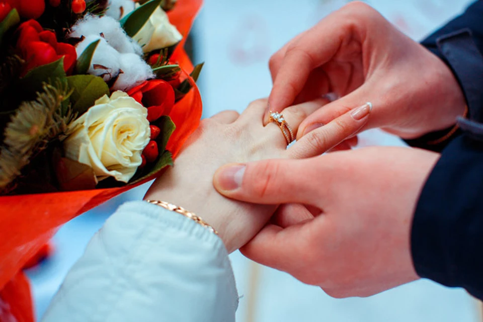 Цветы и кольцо предложение для девушки