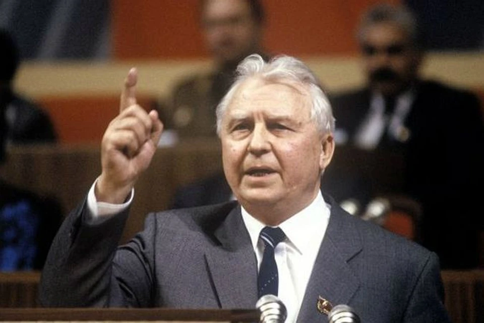 Исторический кадр: 1988 год, XIX партконференция. Егор Лигачев бросает Борису Ельцину свою крылатую фразу: «Борис, ты не прав!»