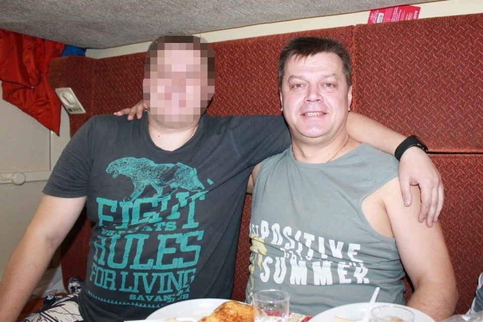 Павел (слева) и Олег Пешковы. Оба брата - военные. Младший до сих пор не может поверить в гибель старшего... Его лицо мы закрываем в целях безопасности семьи военного.