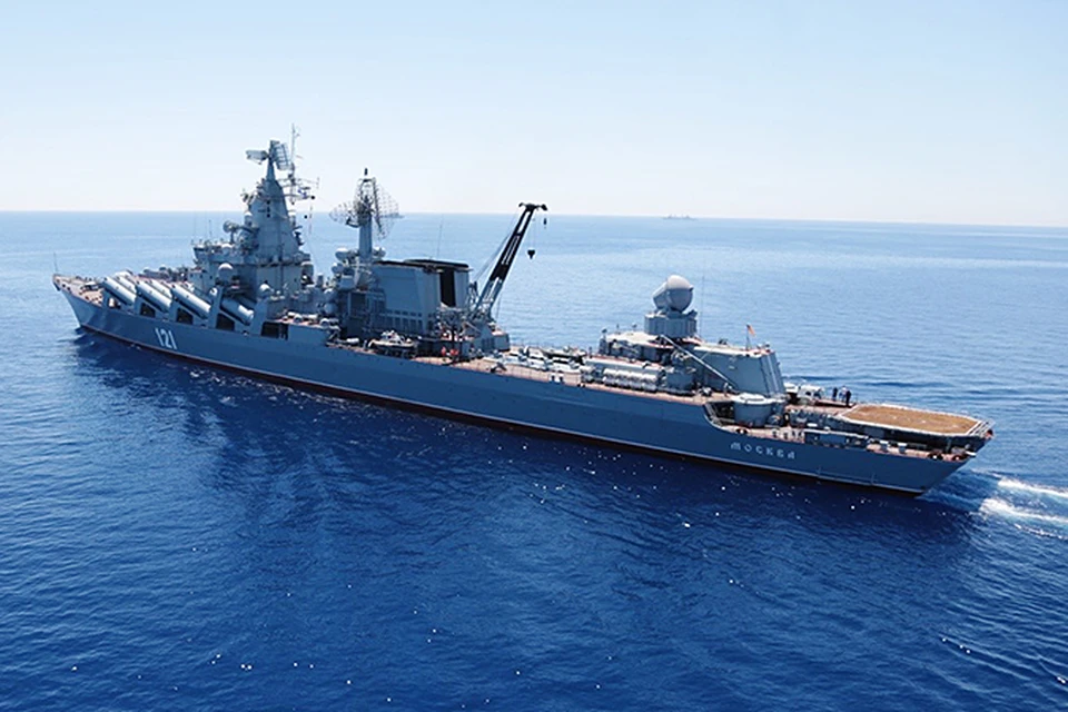 В понедельник ряд турецких изданий сообщили, что в районе расположения гвардейского ракетного крейсера "Москва", прикрывающего российскую авиабазу "Хмеймим" в сирийском городе Латакия, появились две подводные лодки