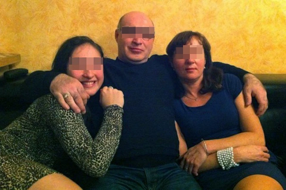 Саратовец Расим Керимов (в центре) тренера по карате из-за избиения дочери (слева)