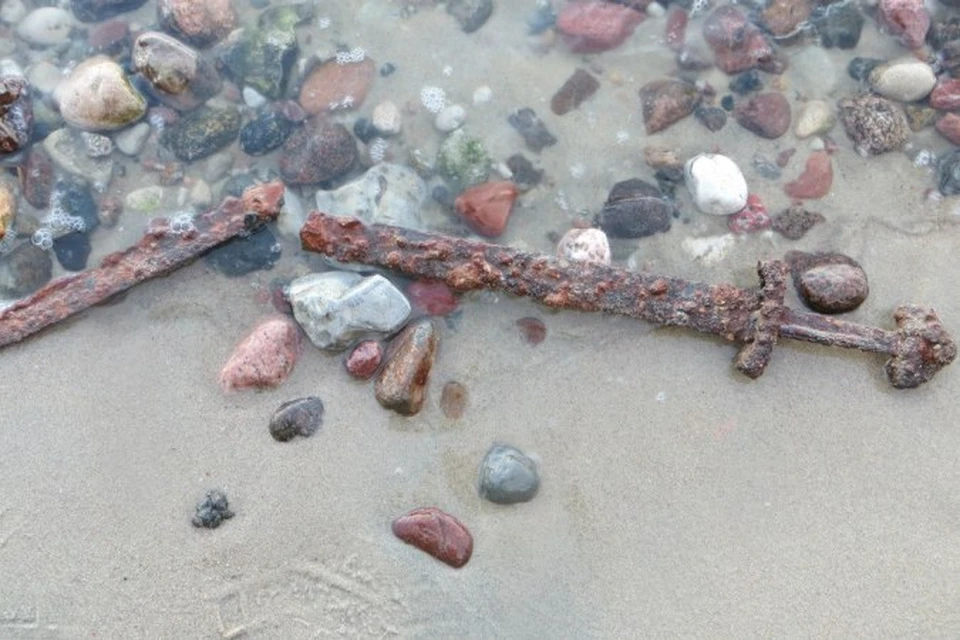 …Среди песка и морской гальки лежит покрытый ржавчиной и разломанный надвое клинок.