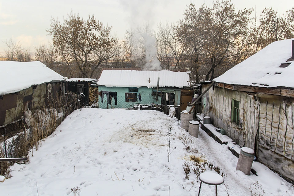 Домишка из глины стоит прямо на сырой земле.