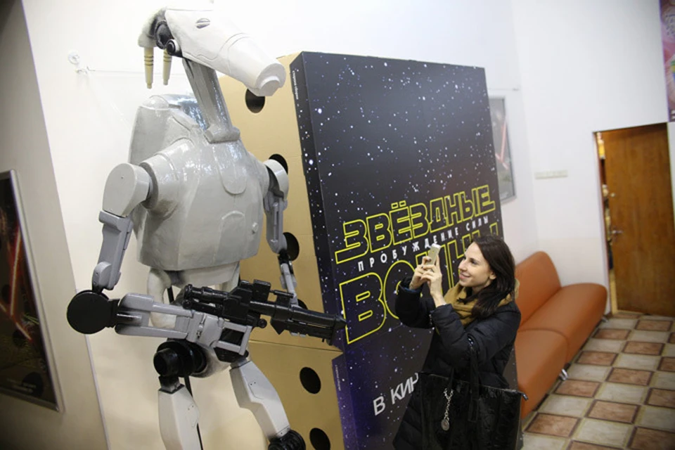 Раритетный дроид из «Звездных войн» устроился охранником в челябинский кинотеатр