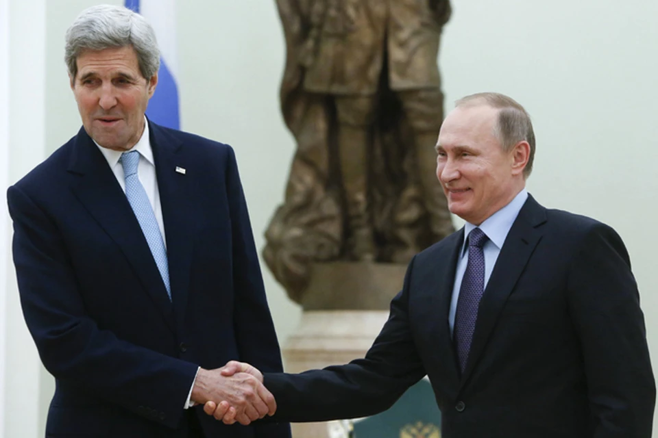 Путин с улыбкой пожал руки сначала госсекретарю США, а потом и всей делегации