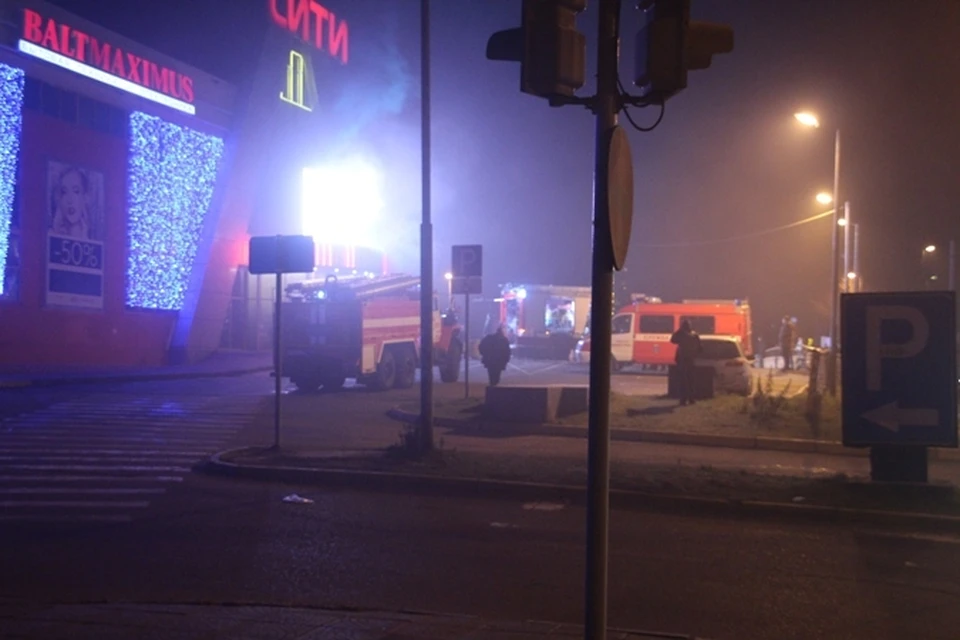 Взрыв прогремел в магазине пиротехники, после чего на первом этаже торгового центра начался пожар.